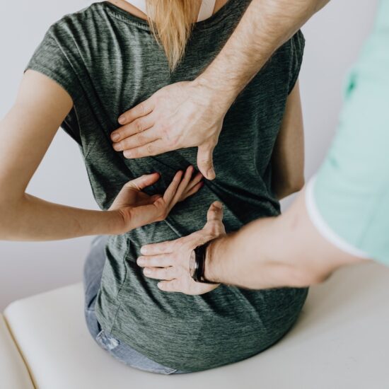 Femme avec un mal de dos qui consulte un médecin
