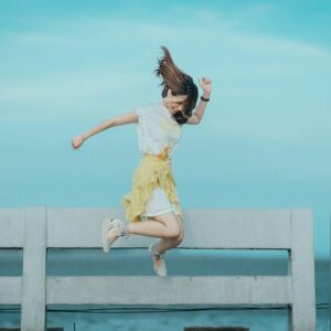 une femme est heureuse et saute de joie