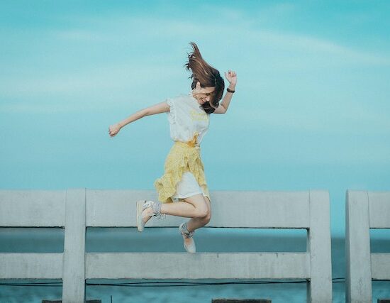 une femme est heureuse et saute de joie