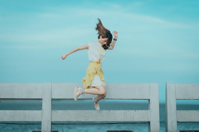 une femme est heureuse et saute de joie