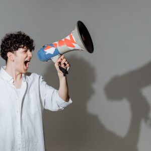 un homme parle fort à travers un mégaphone
