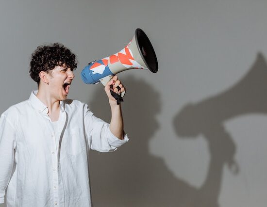 un homme parle fort à travers un mégaphone